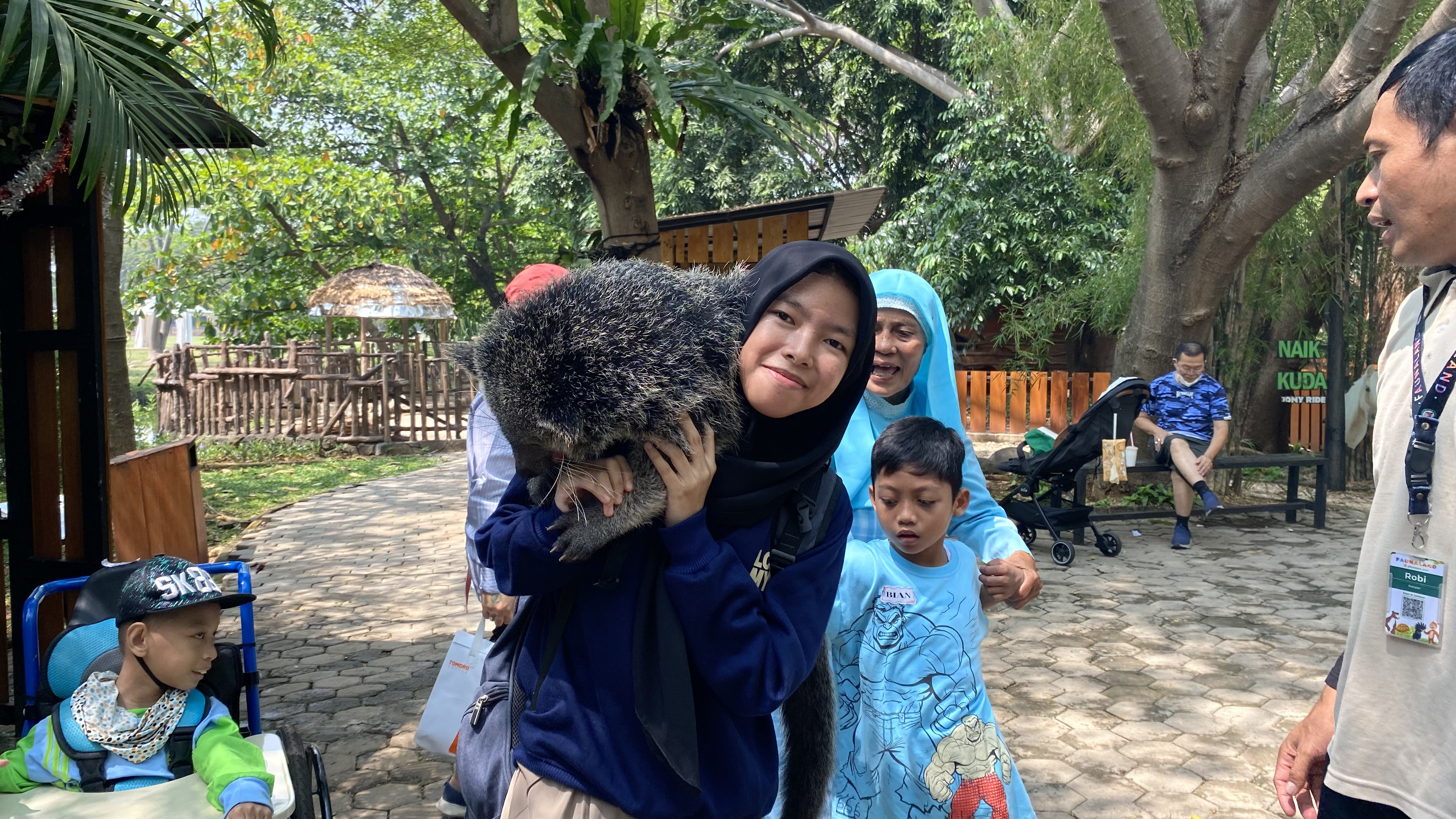 10) Kak Erriza dengan Binturong